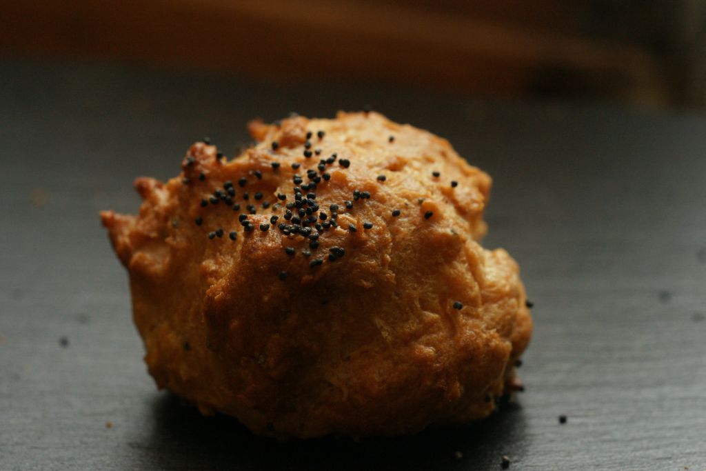 Gougère parmesan pavot