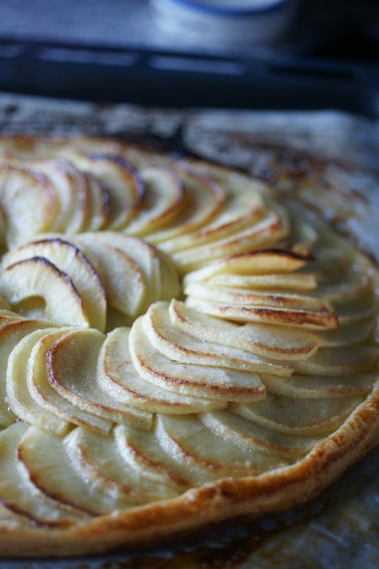 Tarte fine caramélisée aux pommes – pâte feuilletée maison – Fourchett.es